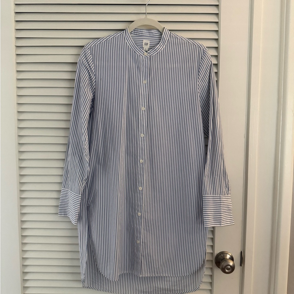 GAP Women’s White & Blue Striped Button Down Shirt❗️